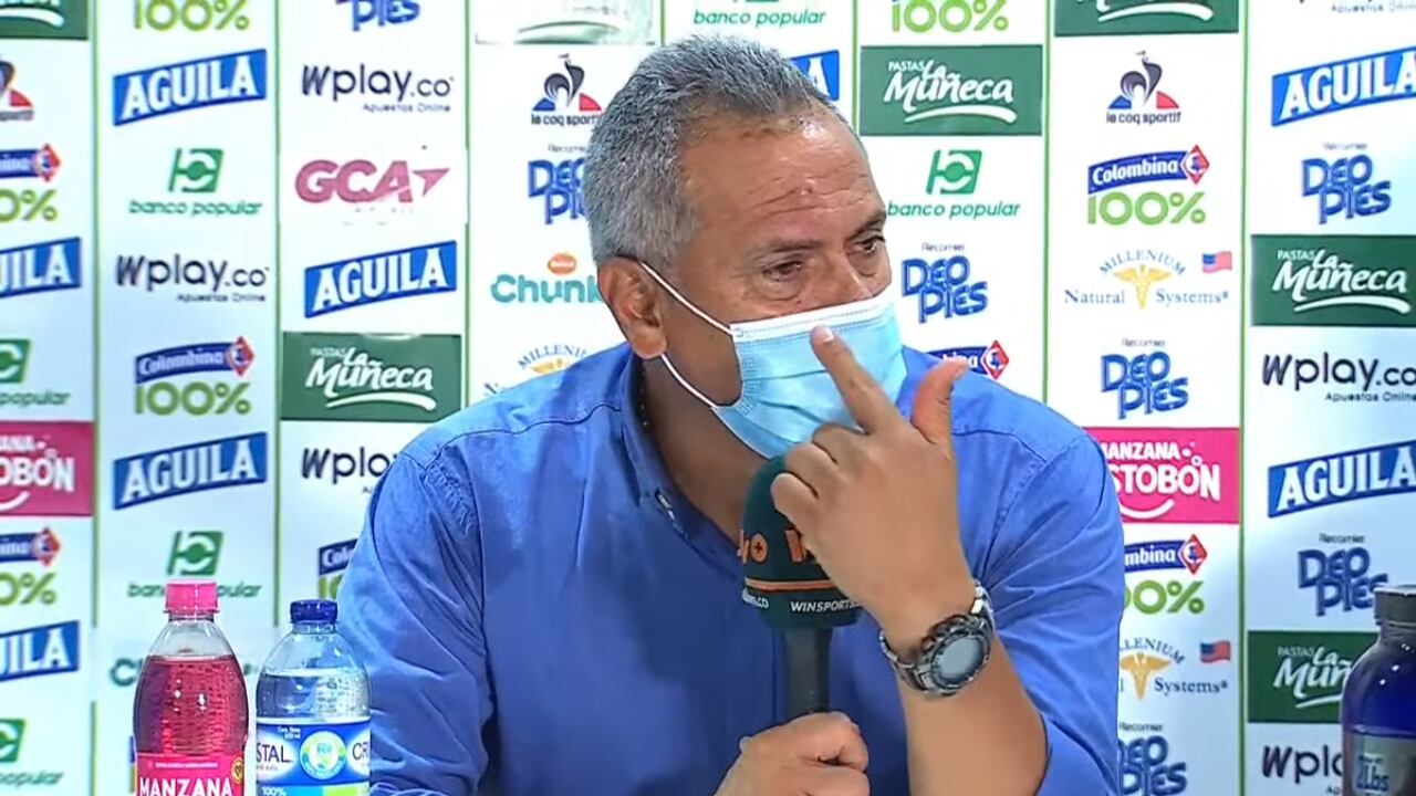 Hernán Torres señala su herida después de la ida de la Superliga frente al Deportivo Cali