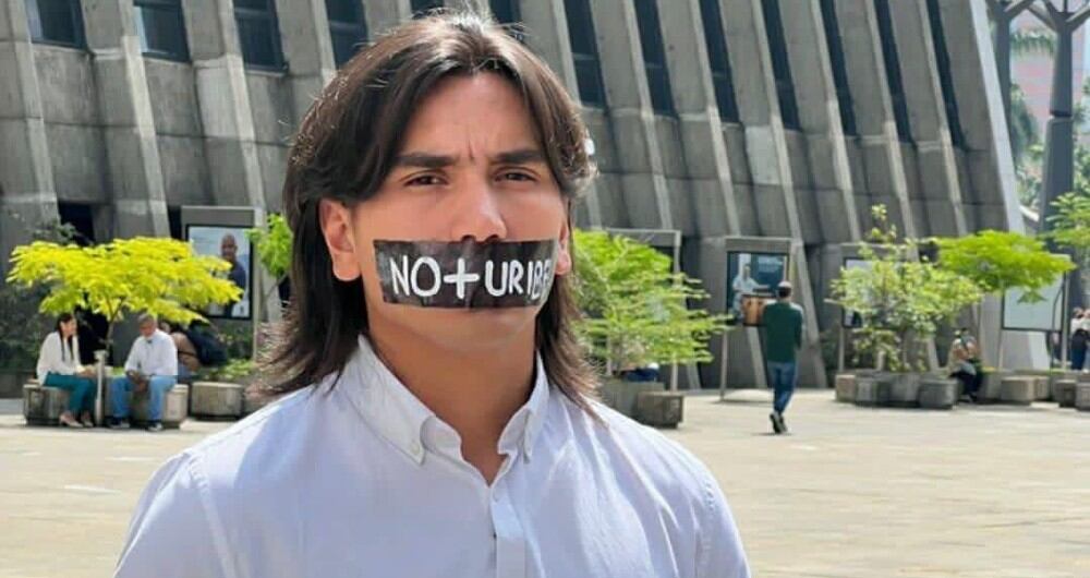 El concejal Albert Corredor, hizo campaña al lado de Álvaro Uribe y ahora pide su renuncia del partido.