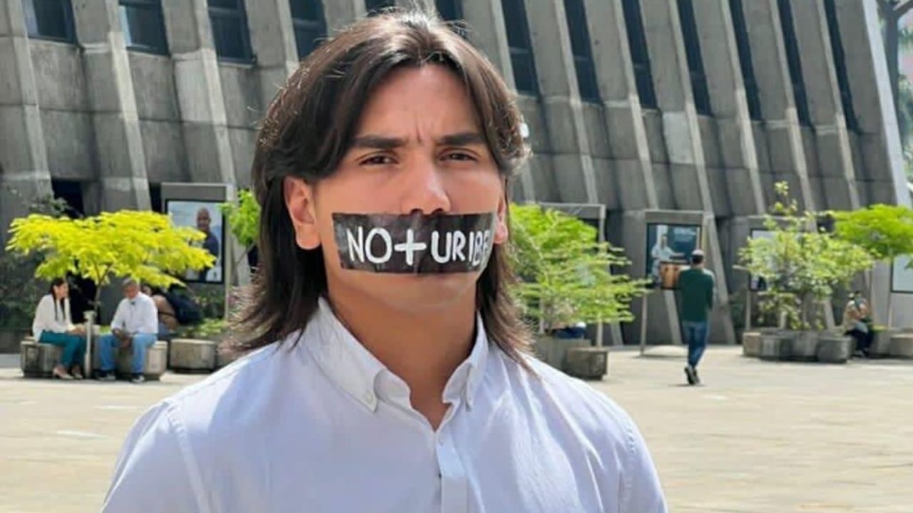 El concejal Albert Corredor hizo campaña al lado de Álvaro Uribe y ahora pide su renuncia del partido.