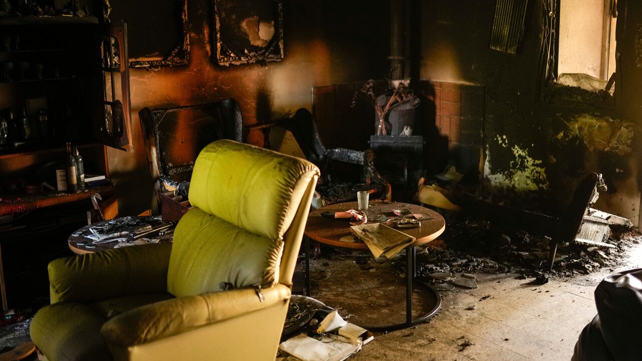 Muebles destruidos y muros quemados pueden verse en una vivienda atacada durante la invasión de Hamás al Kibbutz Nir Oz, Israel. (AP Foto/Francisco Seco)