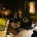 Muebles destruidos y muros quemados pueden verse en una vivienda atacada durante la invasión de Hamás al Kibbutz Nir Oz, Israel. (AP Foto/Francisco Seco).