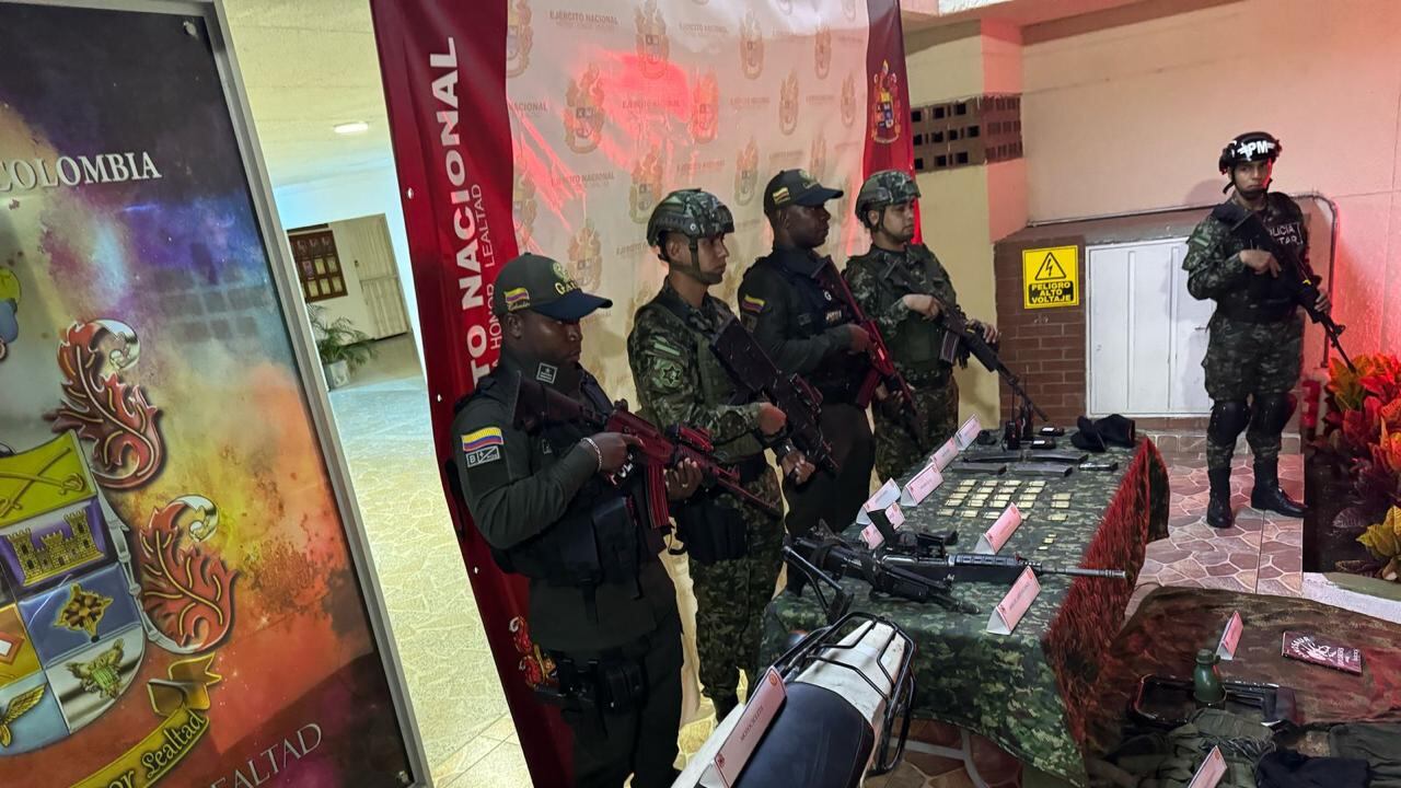 El Ejército incautó 2 fusiles, un arma corta, 10 proveedores y abundante material de guerra tras combates con disidencias de las Farc en Sevilla, Valle del Cauca.