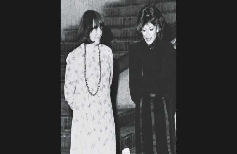  En su apasionante vida muchas personas hicieron una gran diferencia, sus mentores, colegas, amigos y figuras políticas que la alentaron y apoyaron. Abajo, con Marta Traba, primero su profesora en la Universidad de los Andes, luego su amiga. La argentina dejó en sus manos la dirección del museo en 1969.