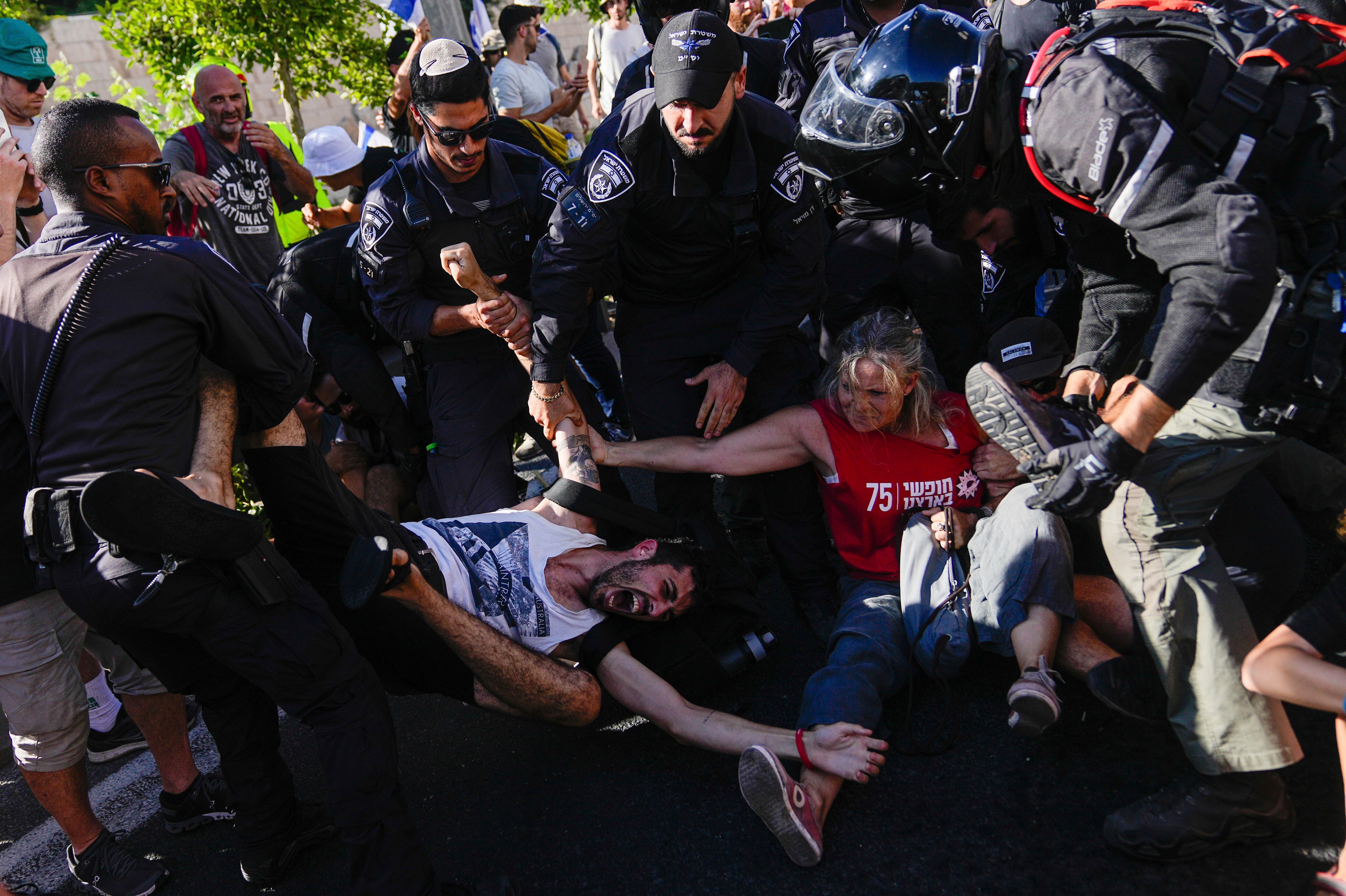Los legisladores israelíes aprobaron el lunes una parte clave del divisivo plan del primer ministro Benjamin Netanyahu para remodelar el sistema de justicia del país a pesar de las protestas masivas que han expuesto fisuras sin precedentes en la sociedad israelí.
