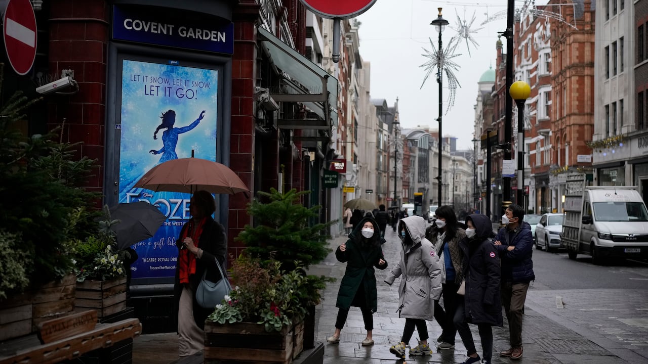 En diciembre de 2021, el volumen de ventas de ropa y otros artículos distintos de alimentos registró un descenso del 7,1 %, mientras que las ventas de alimentación disminuyeron un 1 %. (AP Photo/Matt Dunham)