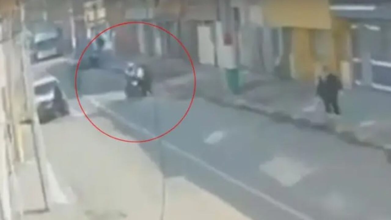 A pesar de que una mujer que se encontraba en el andén intentó detener al conductor de la motocicleta, la acción fue fallida.