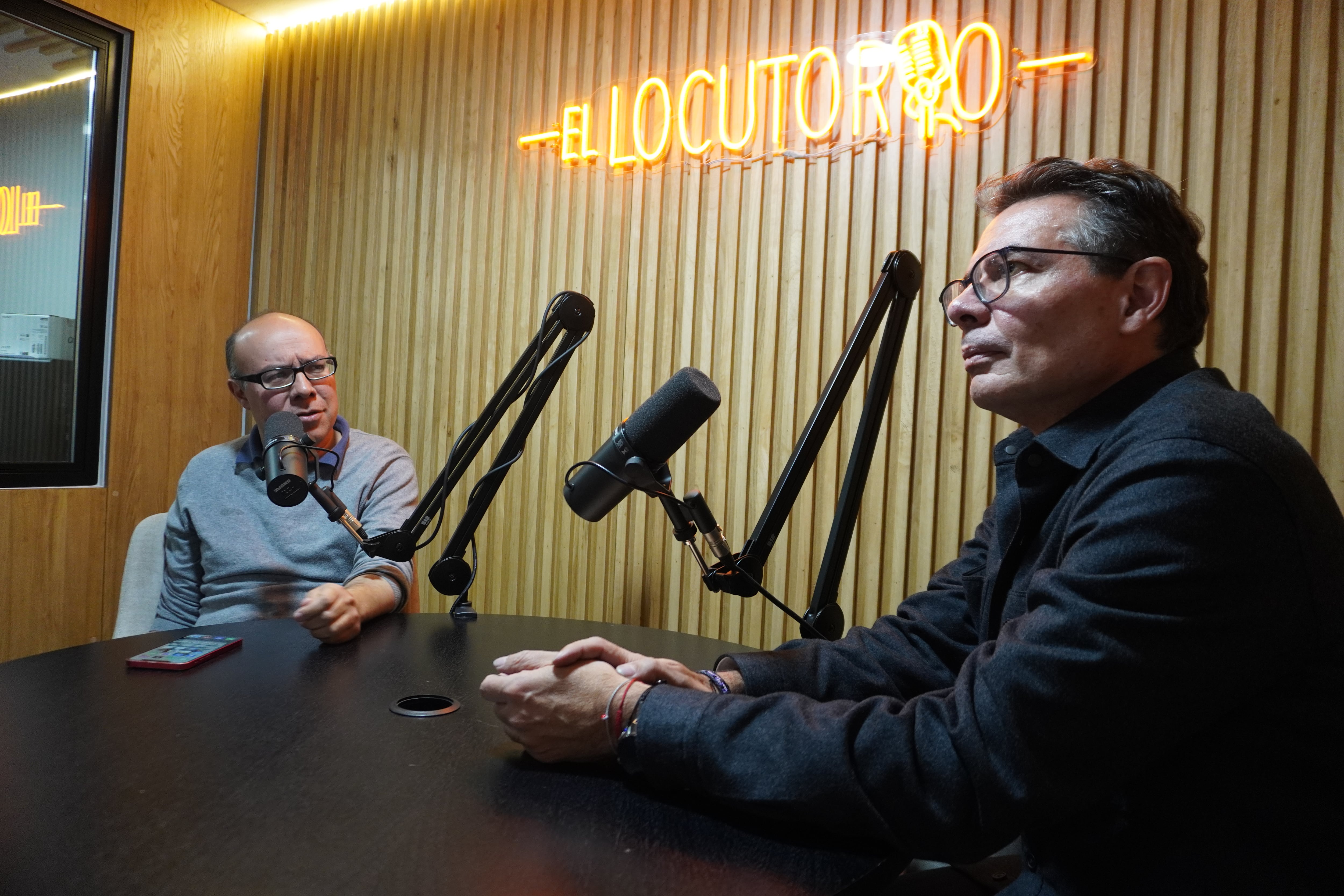 Alejandro Gaviria y Ricardo Silva Romero realizaron el El Locutorio el podcast Tercera Vuelta.