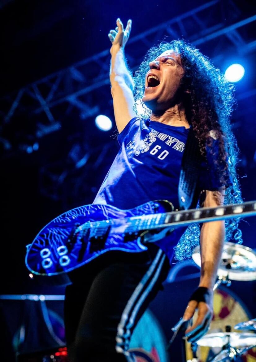 La palabra virtuoso sirve para describir a Marty Friedman.