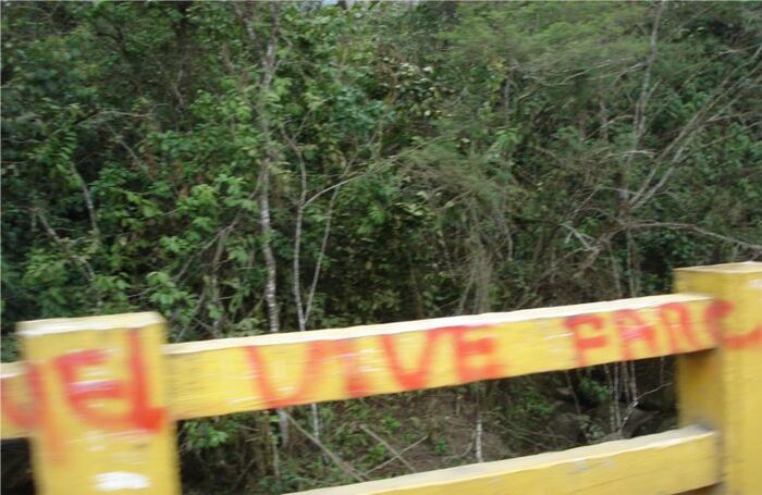 En la carretera entre El Palo y Toribío, aparecen los primeros indícios de que se está ingresando a territorio donde la presencia de las Farc es permanente.