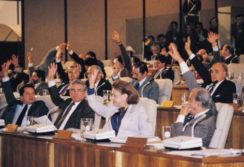 A partir de 1991, el derecho a la salud quedó formalmente consagrado en la Constitución de Colombia, y le correspondió al Estado, por medio del Ministerio de la Protección Social, organizar, dirigir y reglamentar la prestación de los servicios de salud a todos los habitantes del territorio nacional. 