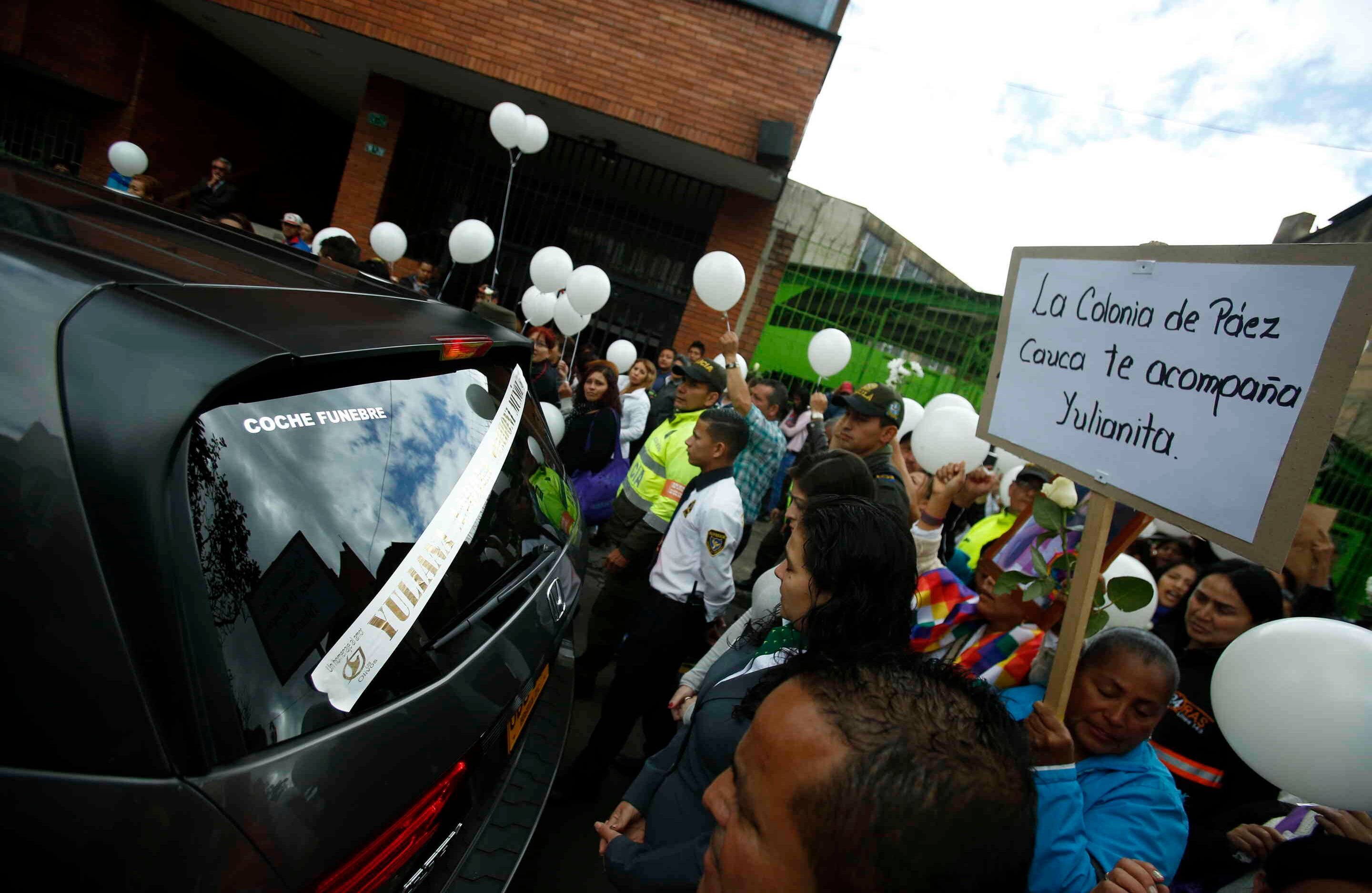 A las afueras de la iglesia un grupo de mujeres con banderas y flores blancas esperaba la llegada del cuerpo de la niña. Foto: Daniel Reina