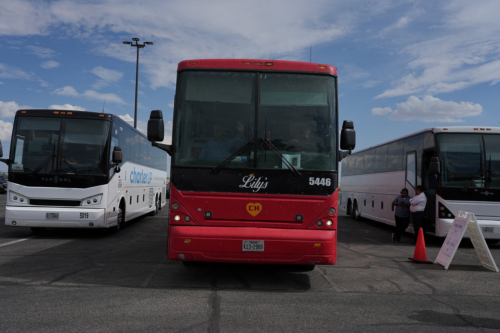 En imágenes : Migrantes que logran curzar la frontera los transportan hacia el norte de EE. UU