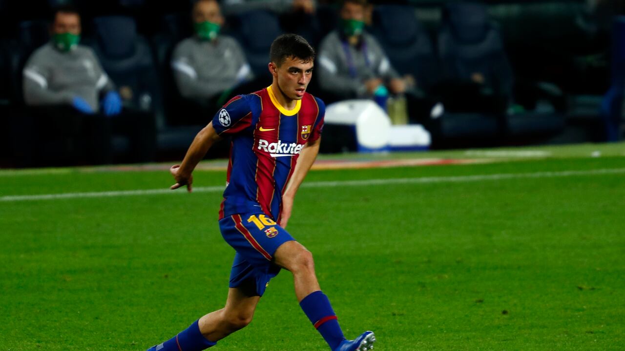 ARCHIVO - En imagen de archivo del 20 de octubre de 2020, el mediocampista Pedri, del Barcelona, controla el balón en duelo de la Liga de Campeones ante el Ferencvaros, en el Camp Nou de Barcelona. (AP Foto/Joan Monfort)