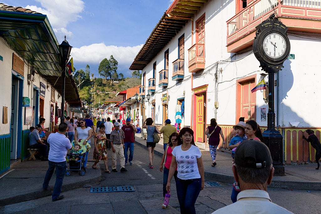 Un reciente estudio de inteligencia artificial ha identificado al pueblo más atractivo del Eje Cafetero, evaluando diversos factores estéticos y culturales. Este análisis ha revelado un lugar que combina de manera única la belleza del paisaje y la arquitectura local.