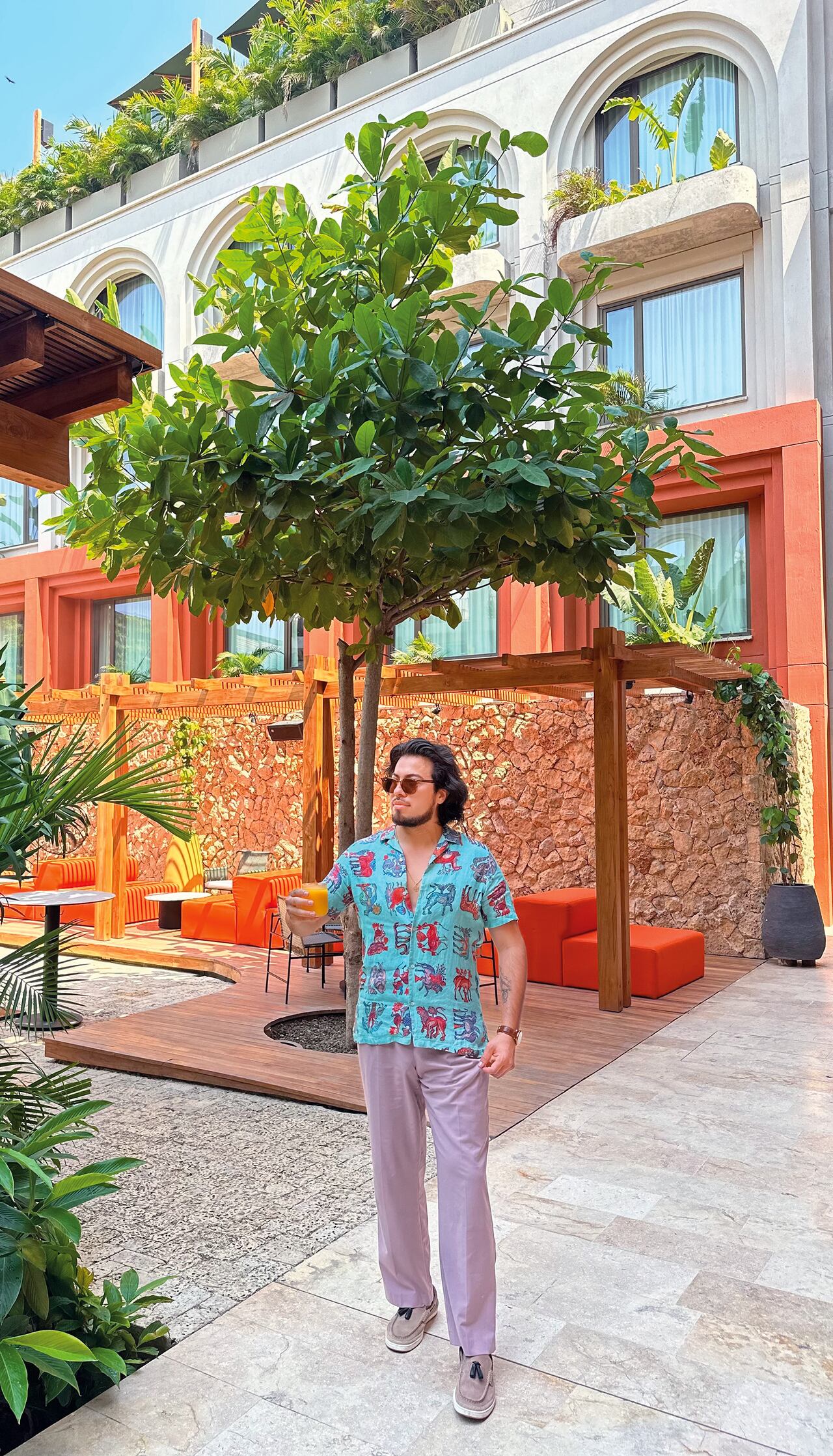 Julián Gómez, creador de contenido colombiano, especializado en experiencias de lujo, durante su estancia en OSH Cartagena.