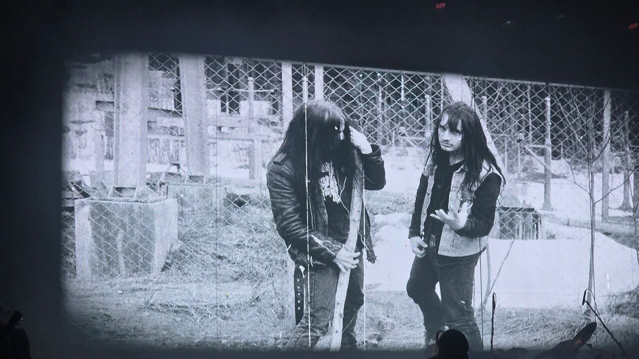 El material de archivo fotográfico de Mayhem y los cortes de video suman mucho al viaje. Aquí, con Euronymous, en los inicios de la aventura.
