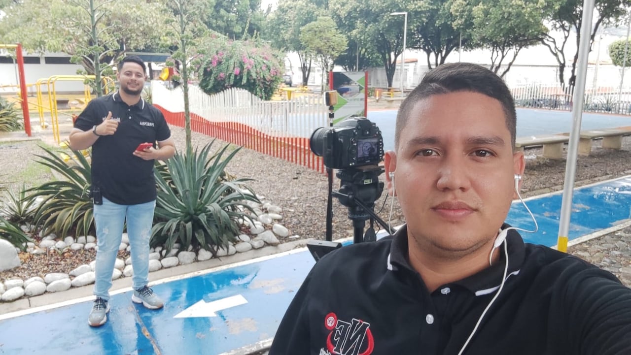 Ambos profesionales son especializados en comunicación digital.