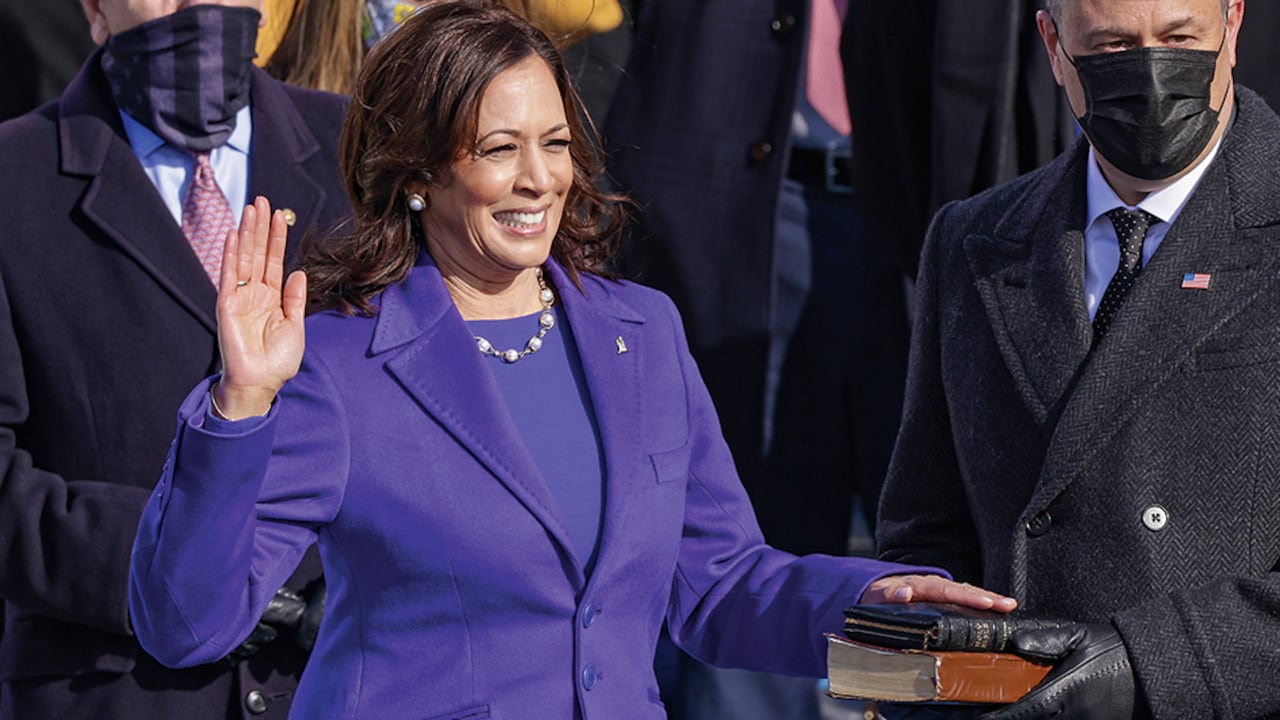 La juramentación como vicepresidenta, a los 56 años, fue el culmen de una racha de hitos para Harris, como ser la primera mujer fiscal de California y una de solo dos afroamericanas que han llegado al Senado estadounidense.