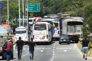 Bloqueos en Yumbo y el paso del comercio por el paro de camioneros. fotos Wirman Rios.