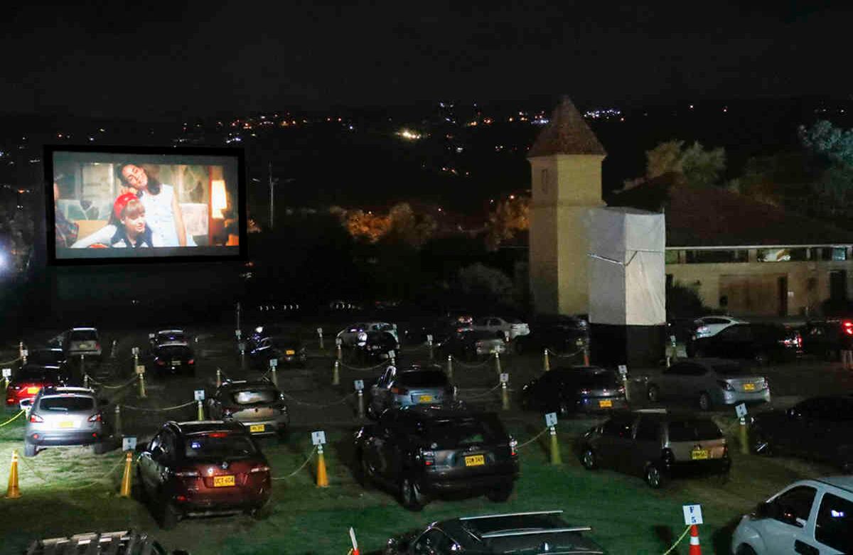 El autocine del municipio de Chía cuenta con una pantalla de 14 metros de ancho por 8 de alto. En el sitio, gracias a los protocolos de bioseguridad acordados con la administración local, se permite el consumo de las tradicionales crispetas y los perros calientes. Guillermo Torres / Semana