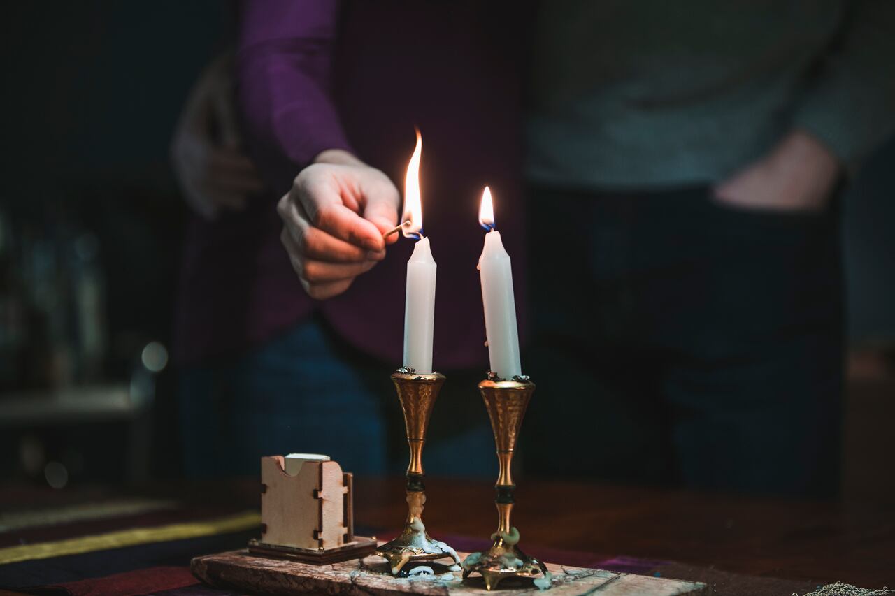 Las velas son fundamentales en este ritual.