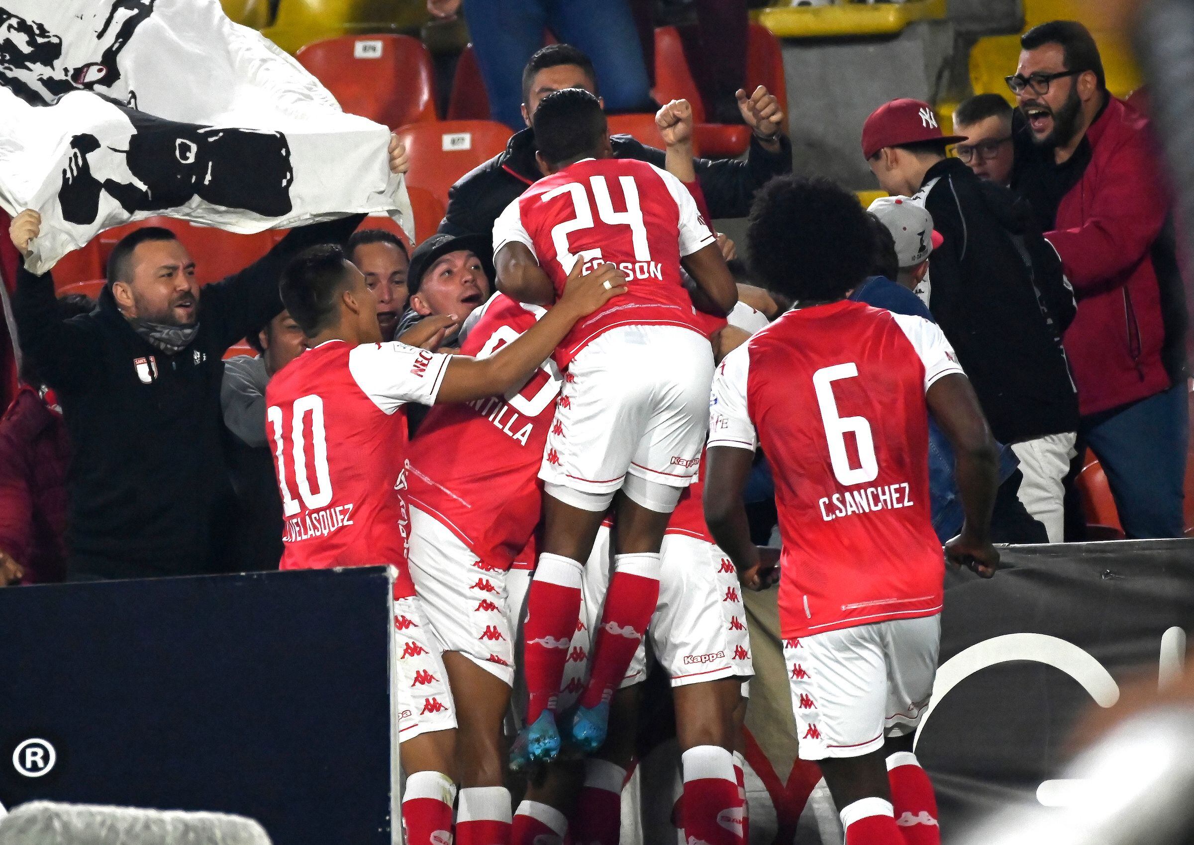 Wilson Morelo celebrando la primera anotación en el juego ante Bucaramanga.