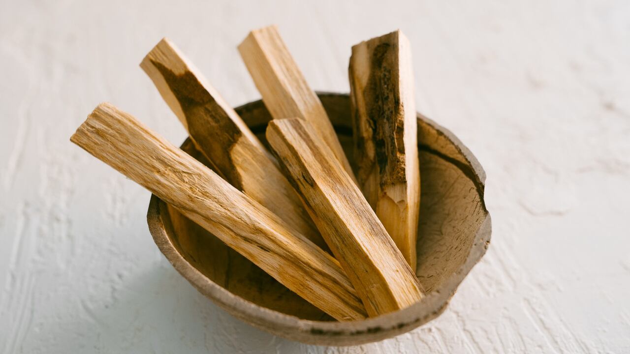 Un fósforo encendido es suficiente para dejar escapar el humo que tiene un olor agradable.