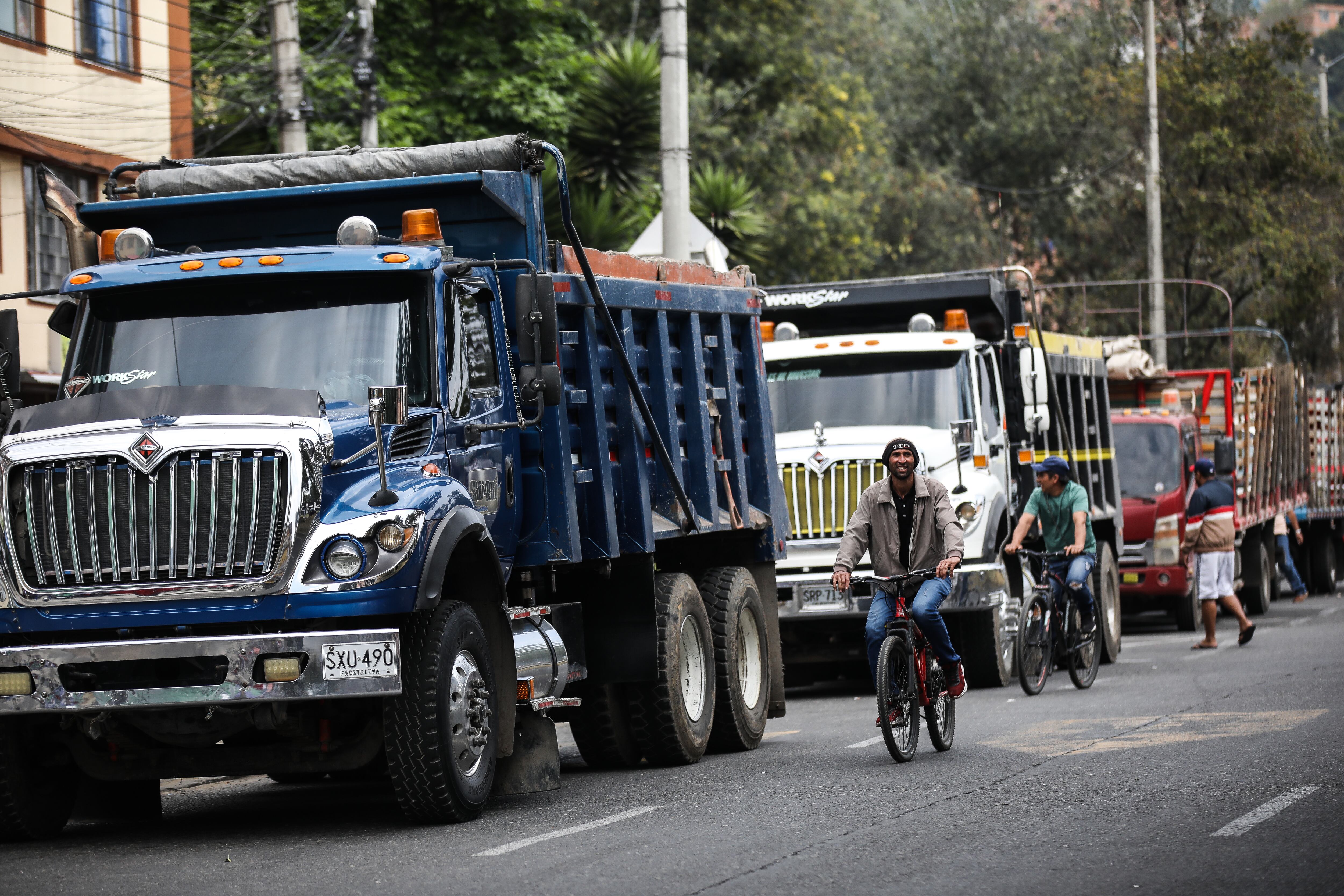 Paro de transportes y camiones en Cra 7 con Calle 170