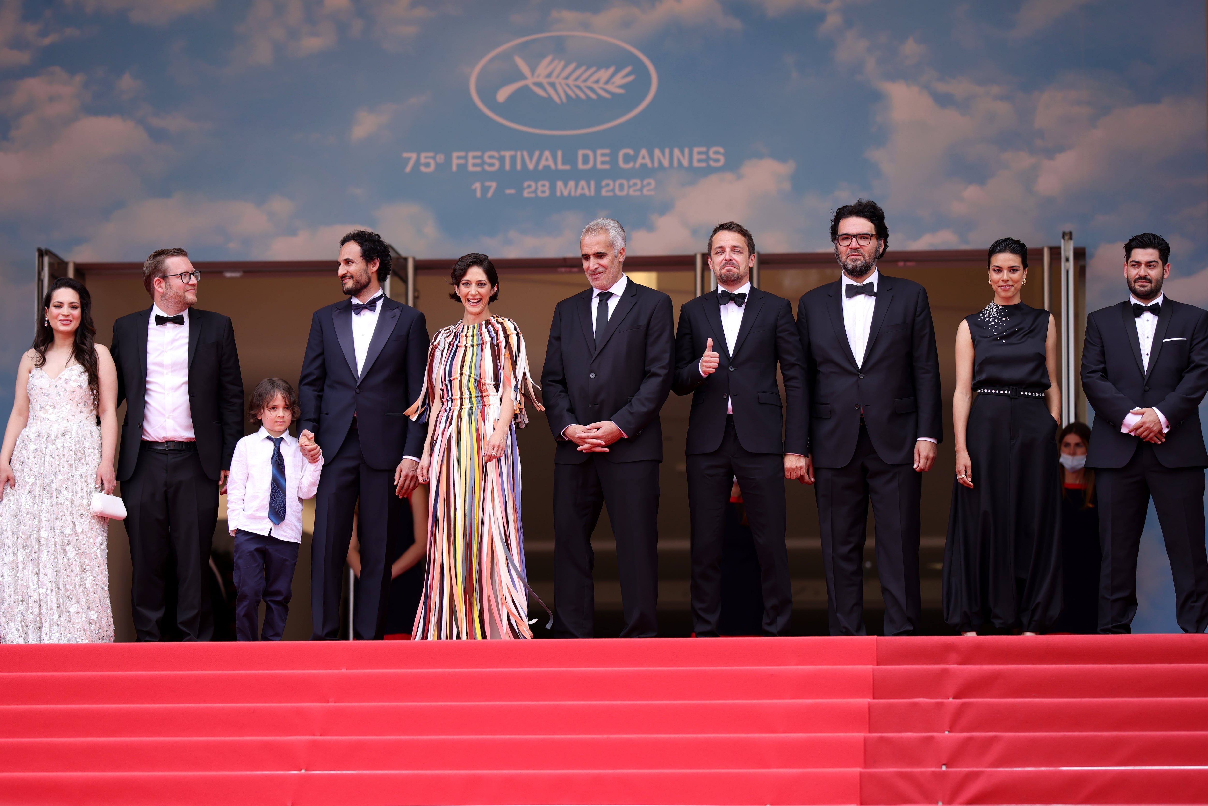 CANNES, FRANCIA - 22 DE MAYO: (L-R) Forouzan Jamshidnejad, Sol Bondy, un invitado, Ali Abbasi, Zar Amir-Ebrahimi, Mehdi Bajestani, Jacob Jarek, Arash Ashtiani, Alice Rahimi y Sina Parvaneh asisten a la proyección de "Holy Spider" durante el 75º festival anual de cine de Cannes en el Palais des Festivals el 22 de mayo de 2022 en Cannes, Francia. (Foto de Andreas Rentz/Getty Images)