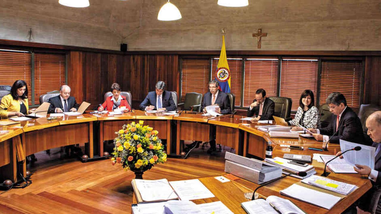 La Corte Constitucional adoptó su providencia en forma unámime. Ocho de los nueve magistrados la firmaron. Carlos Bernal no lo hizo porque está impedido en el tema