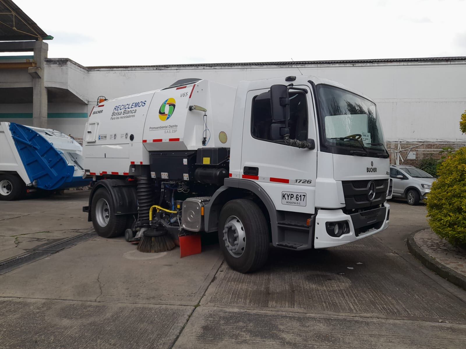 El barrido del espacio público es uno de los componentes permanentes de la operación: una labor esencial para el orden urbano y la calidad de vida.