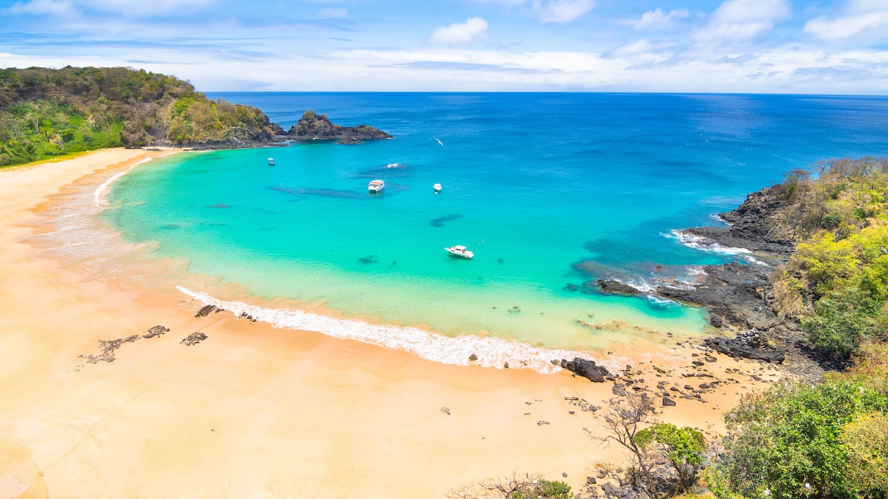 Baía do Sancho en Brasil es reconocida como una de las playas más lindas del mundo.