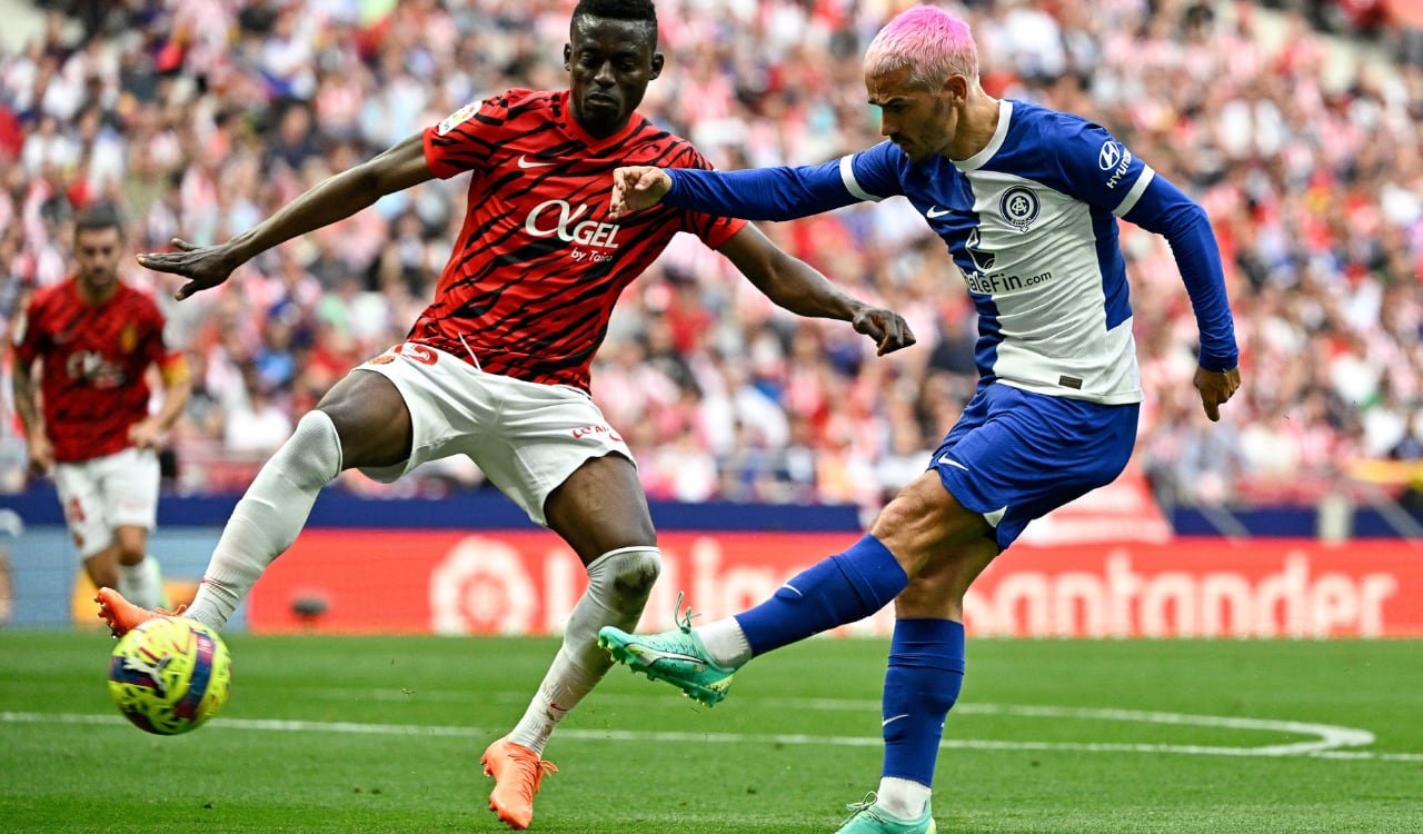 Antoine Griezmann disputa balón con un defensa del Mallorca.