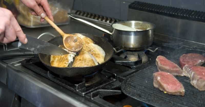 Cocinar la carne de manera inmediata es uno de los trucos útiles para descongelarla.