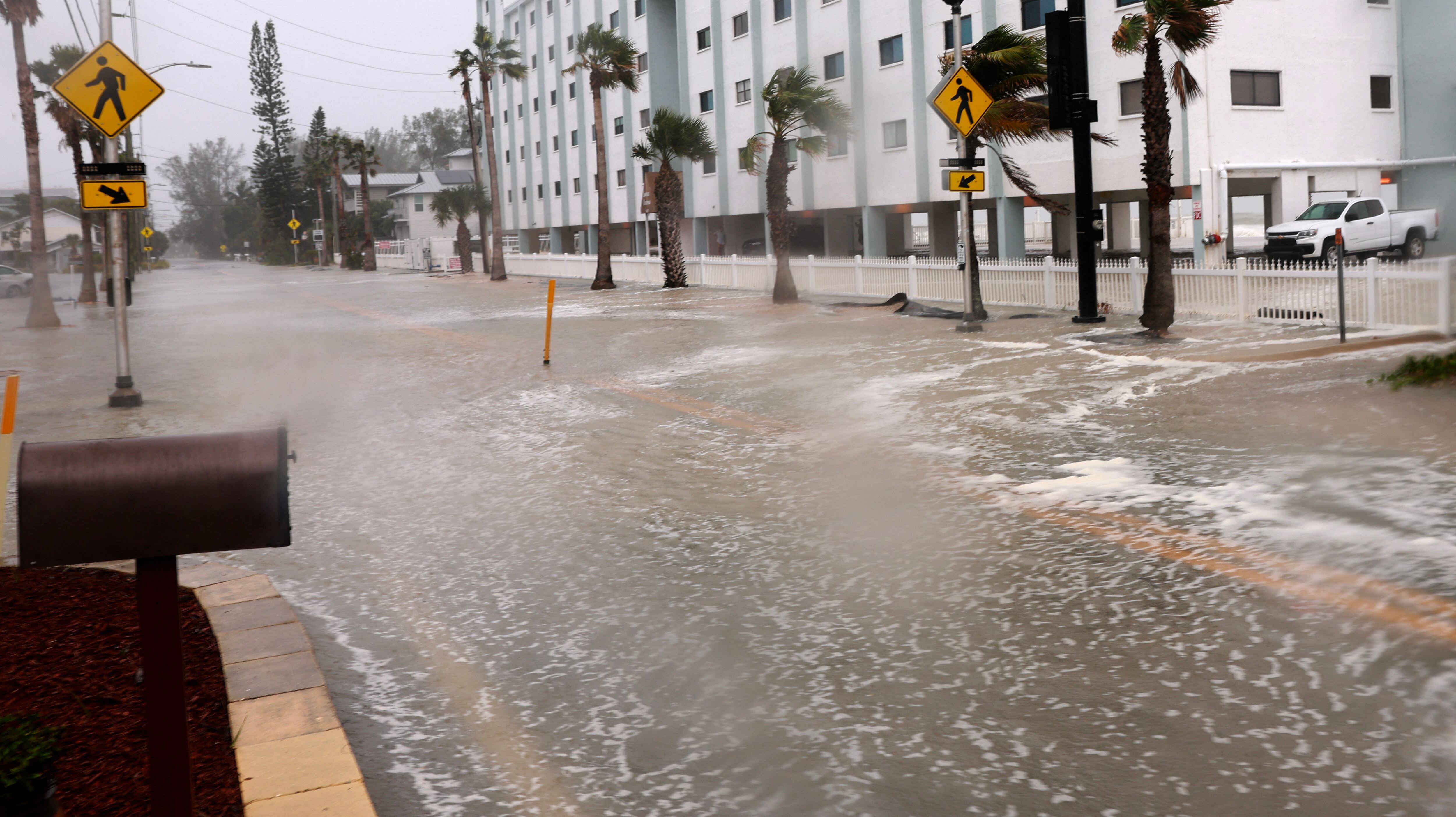 Algunas calles en Estados Unidos se han inundado debido a este fenómeno.
