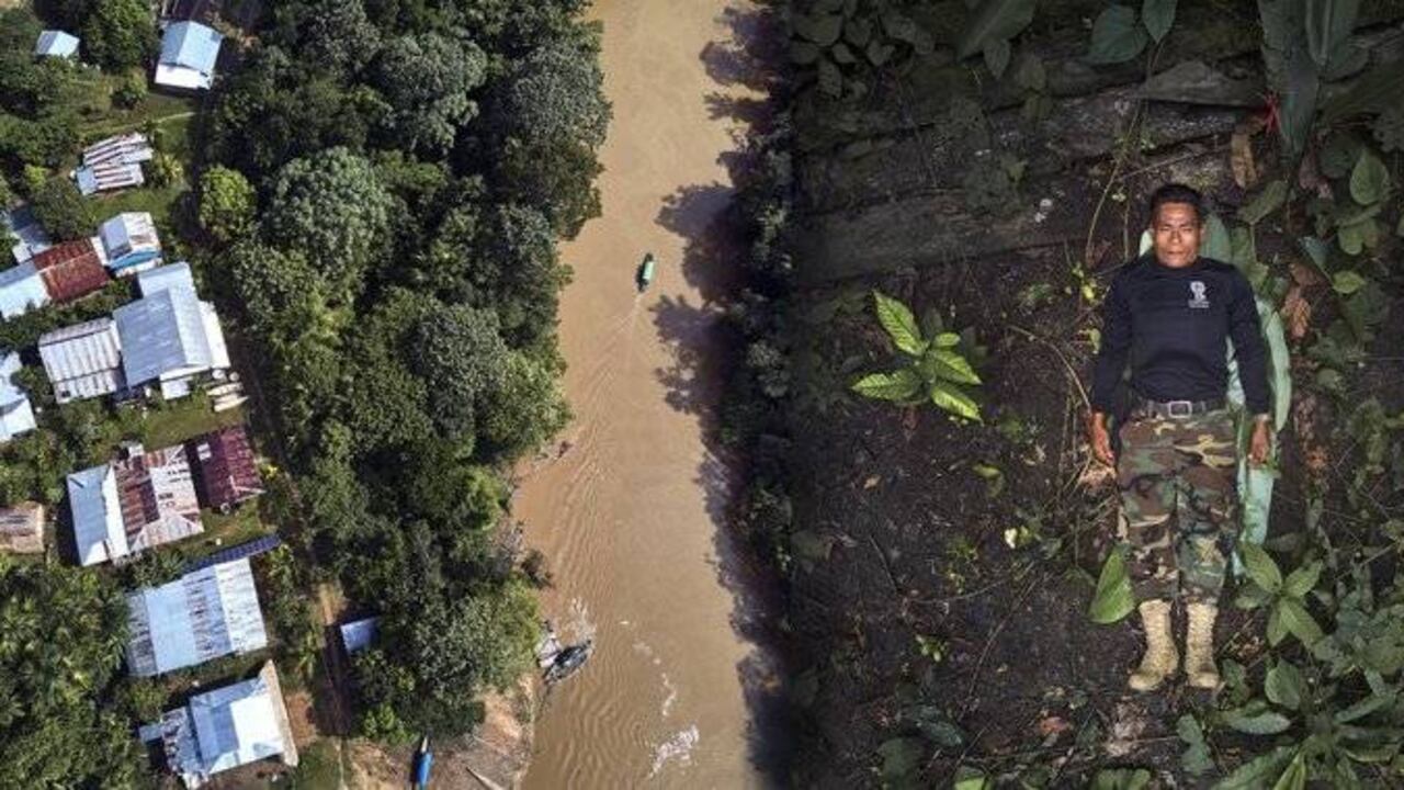 José Gregorio, líder de la Guardia Indígena Ambiental (G.I.A.), posa para un retrato mostrando el frente de la camisa de su organización en las selvas amazónicas que rodean el río Amacuyacu a su paso por Colombia. Foto: Pablo Albarenga