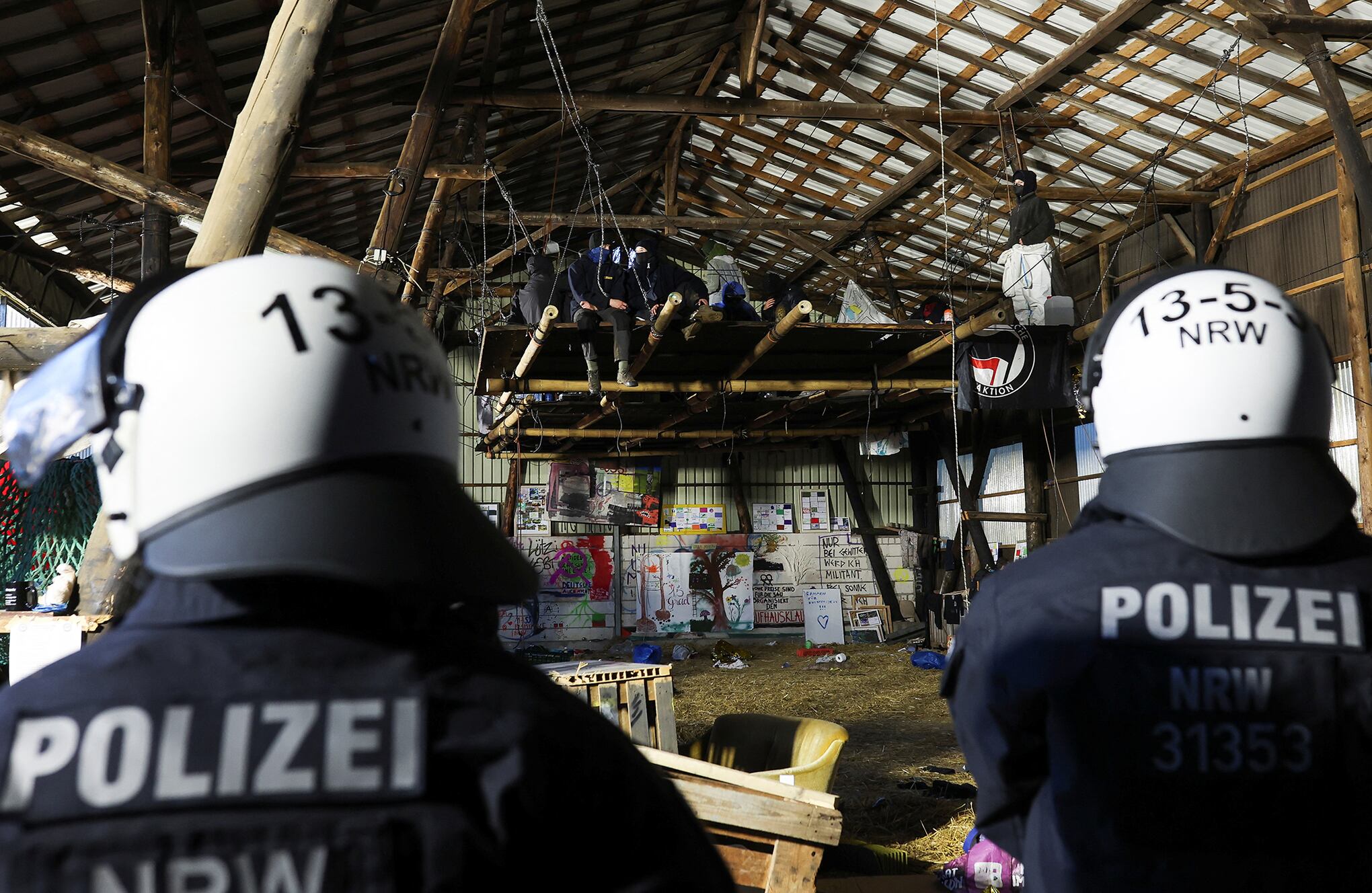 En imágenes : La policía avanza contra manifestantes de la mina de carbón atrincherados en un pueblo alemán abandonado.