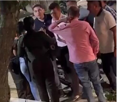 Los señalados delincuentes intentaron robarle el bolso a una mujer.