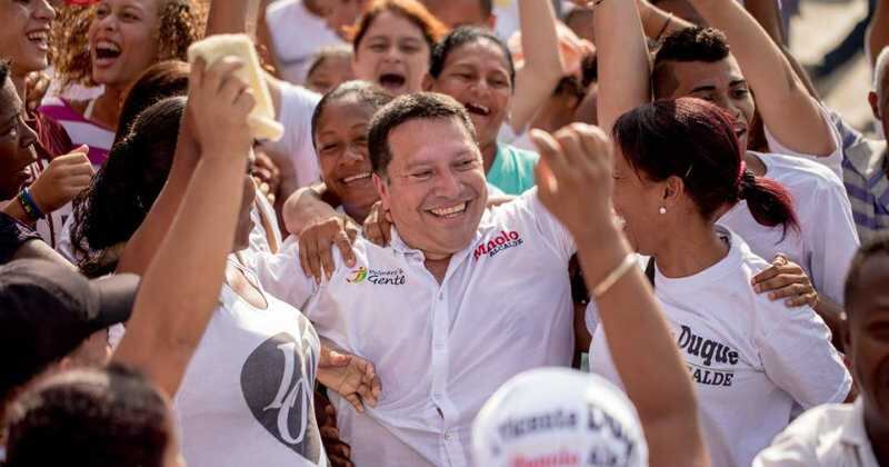 Manuel Vicente Duque, 'Manolo', estudió periodismo en la Universidad Externado. Fue alcalde de Cartagena y ejerció su profesión de reportero en radio y televisión durante varios años tanto en Bogotá como en La Heróica.