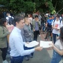 Daniel Quintero entrega volantes en Medellín.