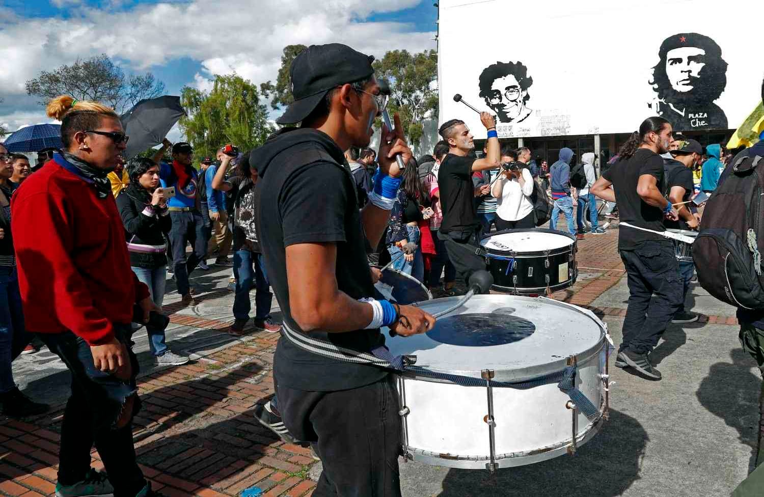 Aunque hubo dudas sobre el poder de convocatoria en plena época navideña (momento en el que los estudiantes de otras ciudades volvieron a sus regiones), la marcha logró reunir a cerca de 800 personas. 