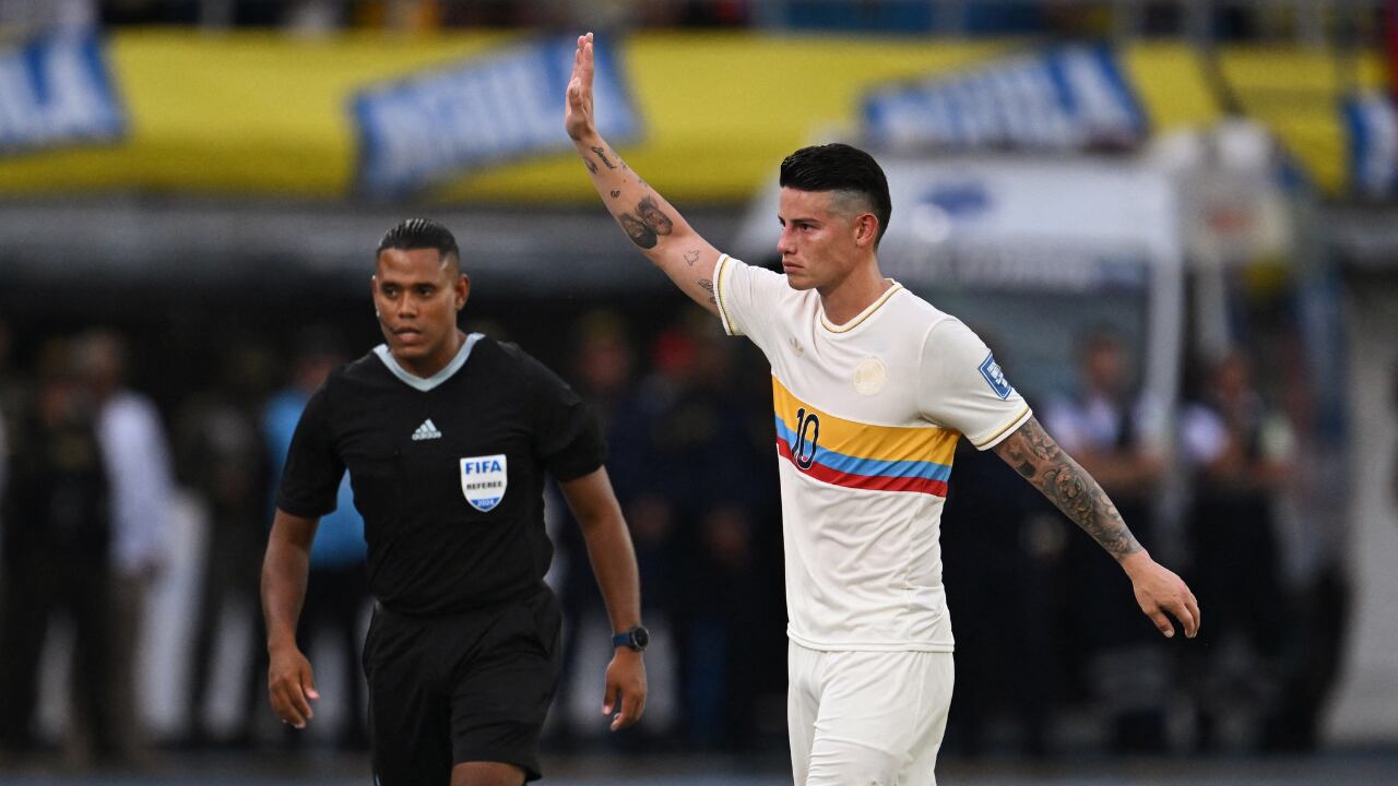 James Rodríguez al ser sustituido del juego con Colombia en Barranquilla ante Chile.