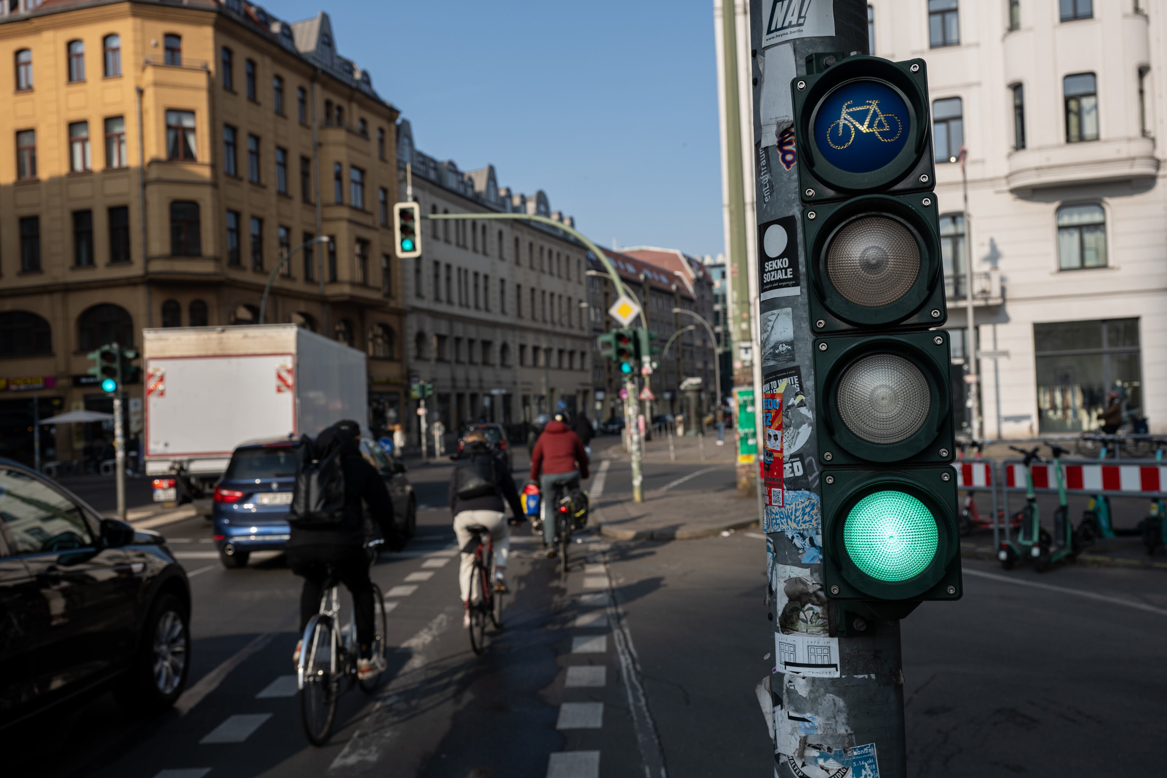 El semáforo de 4 lucen no responde a estándares internacionales, por lo que el significado de esa luz extra puede variar según la ciudad o el país.