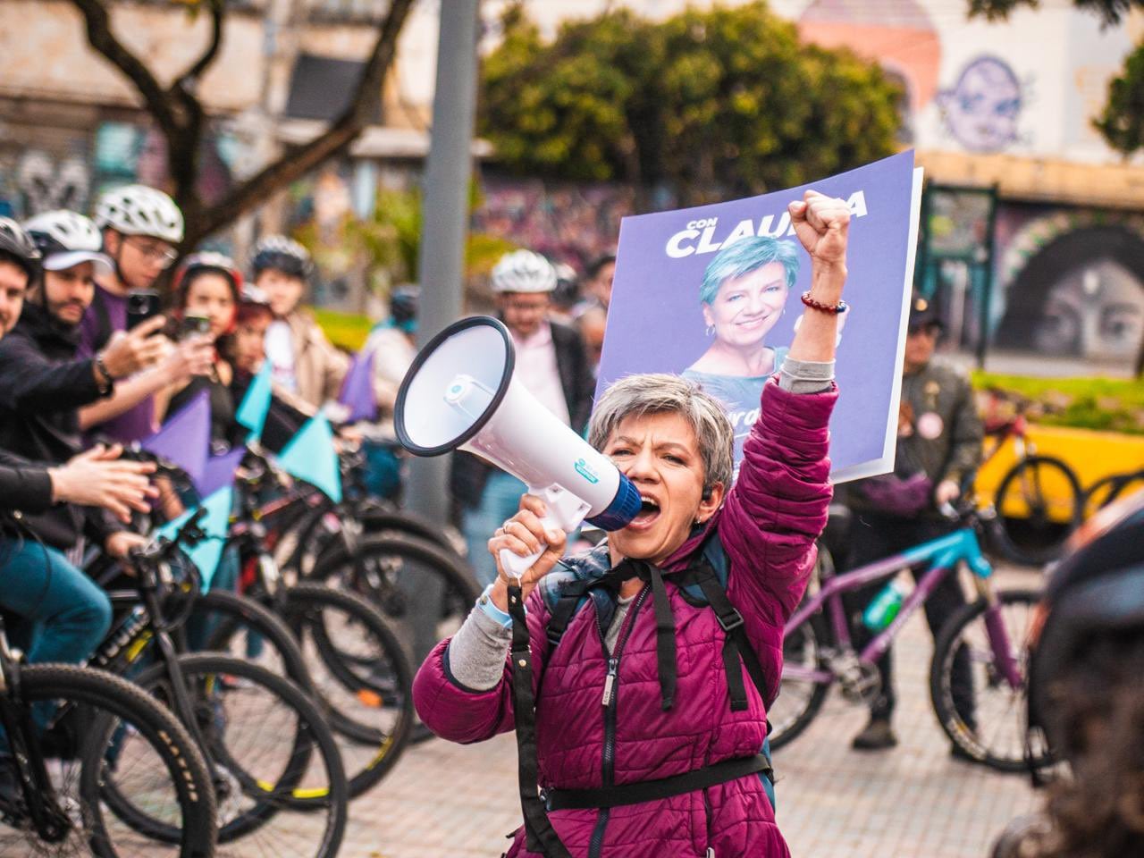 La exalcadesa llegó a bordo de su bicicleta tras hacer un recorrido desde el Parque de Los Hippies hasta la calle 26.
