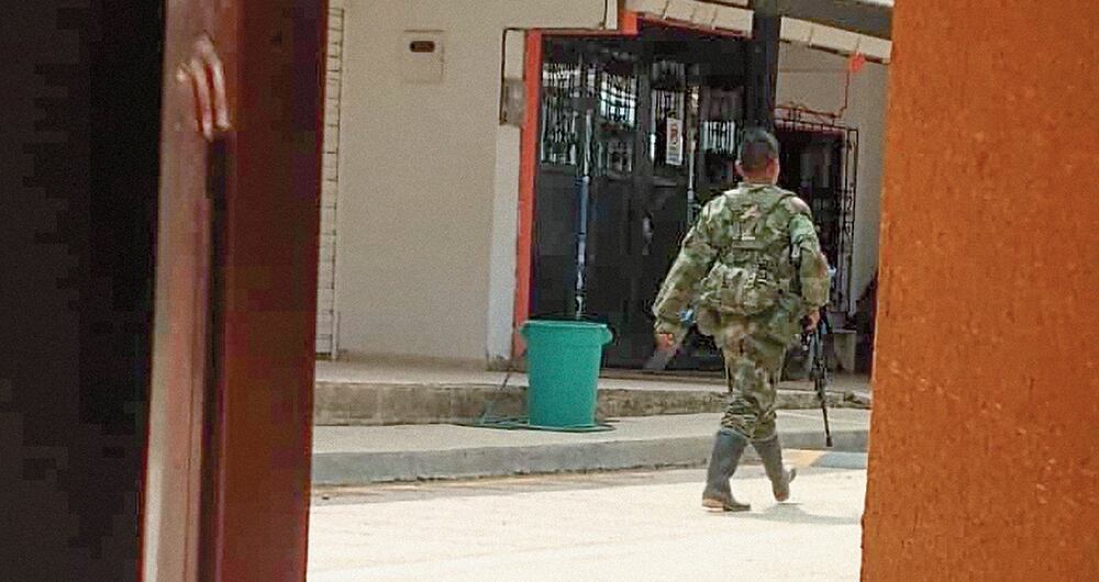 El l Plateado es, entonces, un fortín casi impenetrable porque tiene una especie de murallas imaginarias repletas de explosivos, una mimetización entre la población civil y cámaras con capacidad de registrar todos los movimientos. 