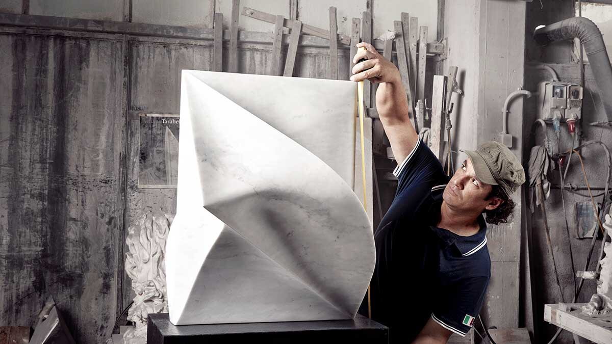 Sus obras de gran formato se instalarán en la bahía de Forte dei Marmi, mientras sus esculturas de pequeño y mediano formato serán exhibidas en la Galería Oblong.