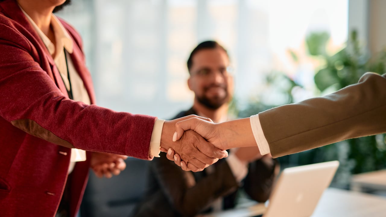 La prospección es un asunto estratégico, pues más que buscar nuevos contactos, se trata de alimentar el embudo de ventas con oportunidades reales y calificadas.