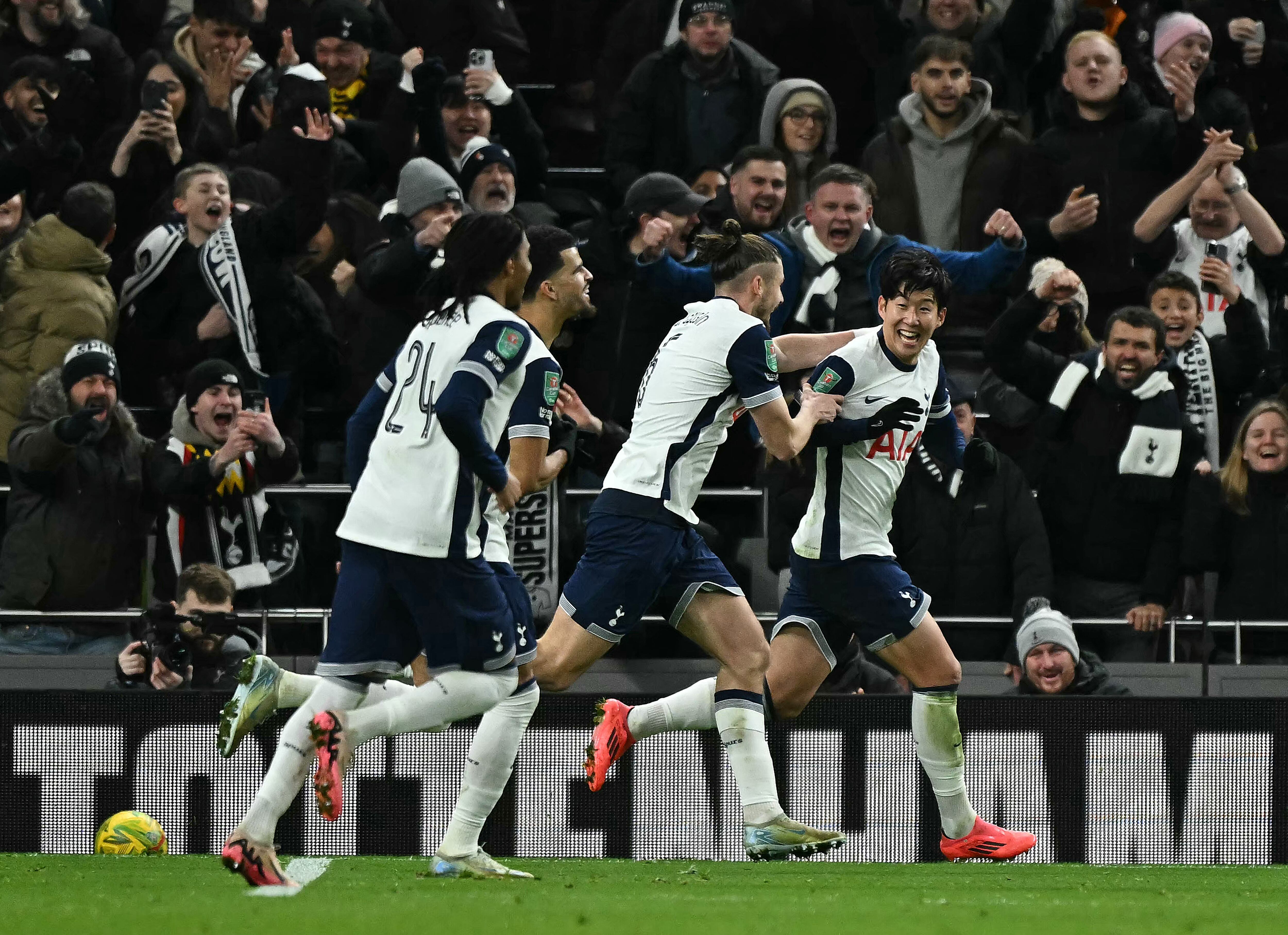 El delantero surcoreano #07 del Tottenham Hotspur, Son Heung-Min, anota el cuarto gol del equipo.