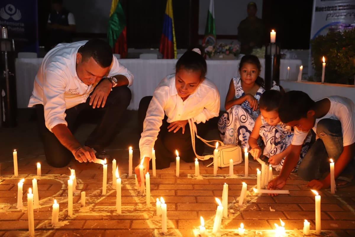 Víctimas y autoridades hicieron una velatón