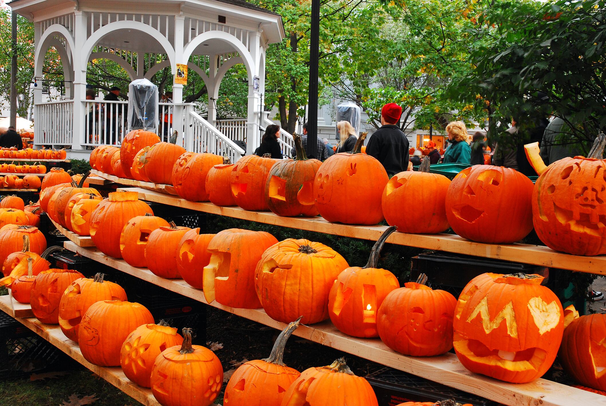 Keene, NH, EE.UU. 15 de octubre de 2010 Estantes llenos de calabazas talladas abarrotan la plaza de la ciudad de Keene, New Hampshire durante un festival de calabazas